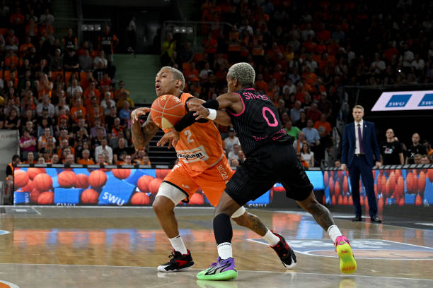 津琴科留在 津琴科留在